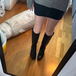 Helt oanvända miachel kors stövlar - Helt oanvända men några år gamla michel kors stövlar i perfekt skick säljes för billigt pris! Original pris uppskattas vara ca 2500-3000kr. De är väldigt snygga och stilrena med gulddetaljer och passar perfekt till hösten. Både bra till vardags och fest. Har en liten klack och är väldigt bekväma att gå i!  Storlek 7 1/2 M som motsvarar ca 38. Pris kan diskuteras då jag vill få den sålda. Kontakta för frågor!!