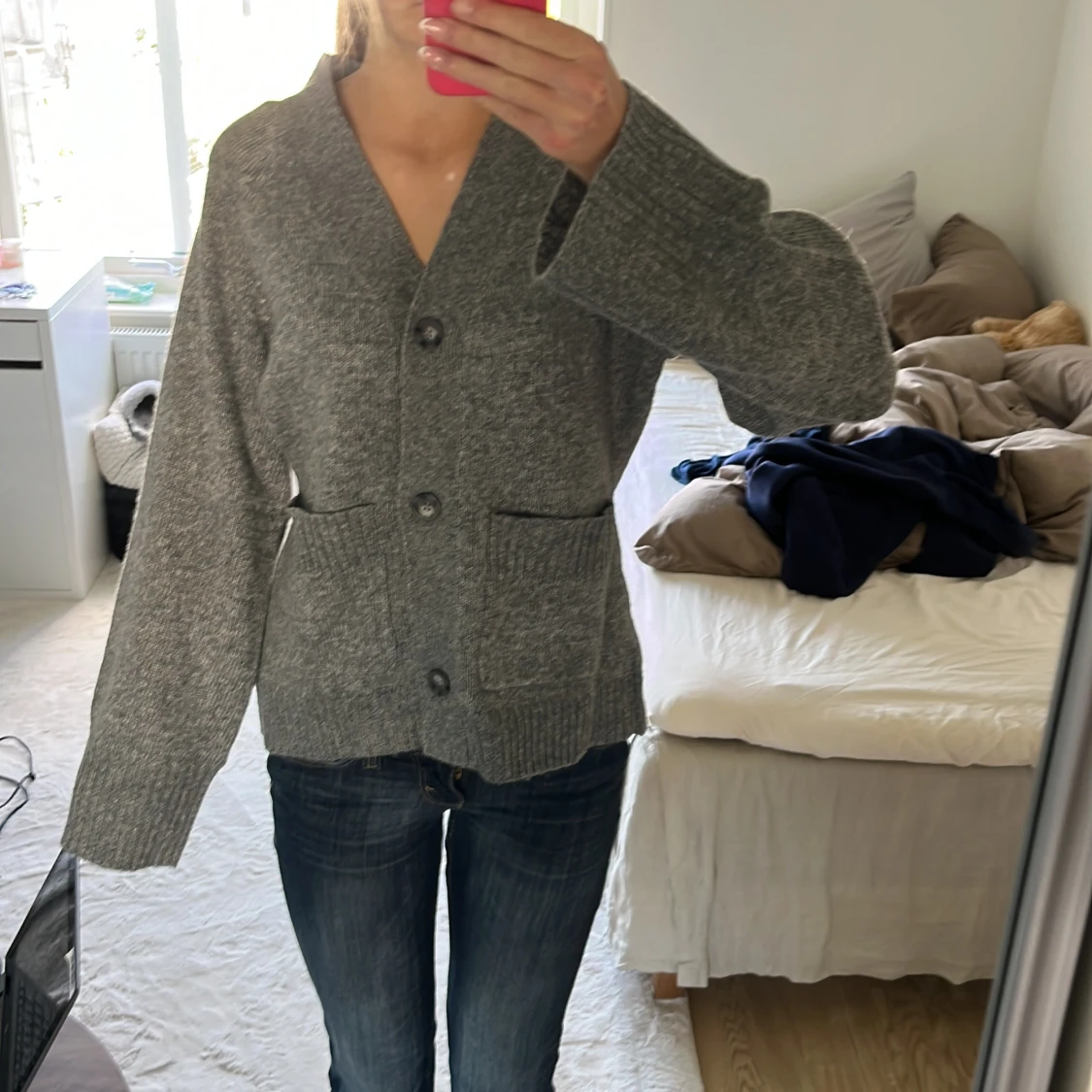 Grå stickad kofta med fickor