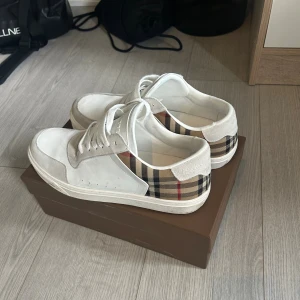 Burberry sneakers med rutigt mönster - Snygga Burberry sneakers. Jag använt dom ungefär 1-2 månader. Priset kan diskuteras vid snabb affär. Förpackning följs med även en väska.