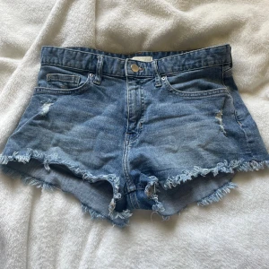 Lågmidjade jeansshorts  - Super fina jeansshorts med Lågmidjade. Stenar på ena baksidan och i super fint skick. 
