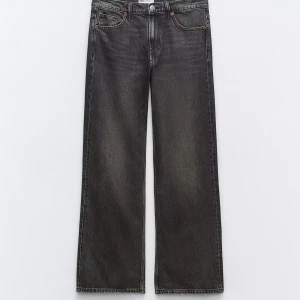 Jeans Zara  - Snygga mörk gråa  jeans med loose fit och klassisk femficksdesign. .