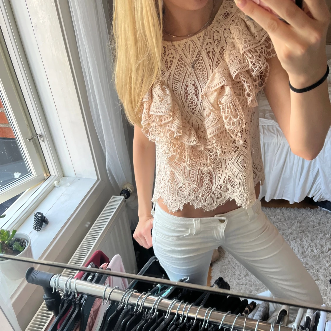 Beige spetsblus med volangdetaljer