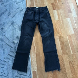 Svarta jeans från Gina tricot perfect jeans, strl 40 - Svarta jeans från Gina tricot perfect jeans i storlek 40. Klassisk femficksmodell med raka ben, fransiga benslut. Jeansen har hög midja och är tillverkade i ett mjukt denimtyg. Perfekta för en avslappnad och trendig look.