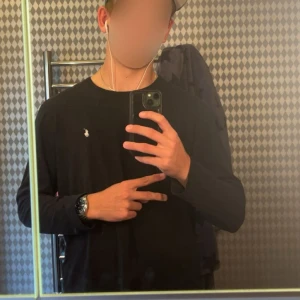 Långärmad Ralph Lauren tröja - Svart långärmad tröja från Ralph Lauren. Tröjan är i hyfsat gott skick och har inget hål eller något liknande🔥🔥Tröjan är i storlek XS💯