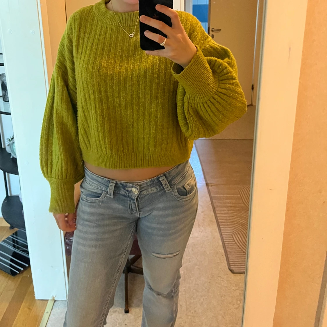 Grön ribbad stickad croppad tröja
