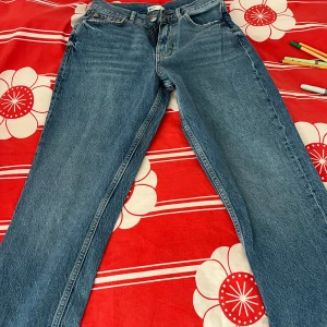 Blå raka jeans från g perfect jeans - Klassiska blå jeans från g perfect jeans i rak modell. Jeansen har fem fickor, dragkedja och knapp framtill samt snygga kontrastsömmar. Perfekt för dig som gillar en tidlös och enkel stil. Materialet är robust denim i bomull.