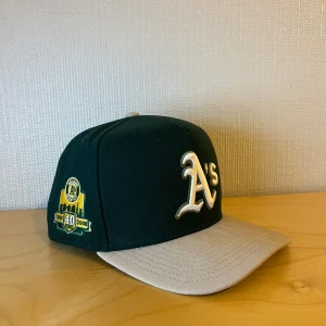 Oakland Athletics 59FIFTY keps New Era - 59FIFTY A’s Oakland Cap från SNS. Inköpt för 749kr. Aldrig använts. Storlek 7-5/8 (60cm). Säljer då den aldrog använda utan istället bara står som prydnad hemma på hyllan. Färg mörkgrön. 