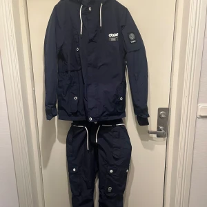 Mörkblå skid-/snowboardställ från Dope - säljer då de är för litet, jackan i xs och byxorna i xxs. ett litet slitage nere på höger byxben, men inget märkbart. sen har de färgen baktill på rumpan bleknat lite.