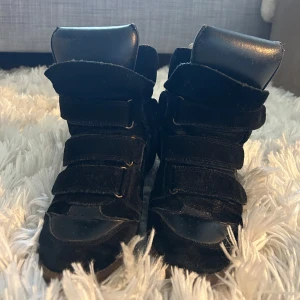 Isabel Marant skor  - Säljer mina älskade Isabel Marant sneakers 💕💕 de är äkta, orginalpris 5750kr, har varken kvar kvitto eller kartong, ända defekten är att sulorna har blivit slitna vid hälarna 💕 