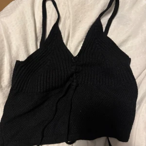 Svart stickat linne - Svart stickat linne från Gekås Ullared i storlek XS. Aldrig använd