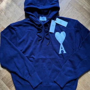 Mörk blå Ami Paris hoodie med vitt hjärta. - Mörk blå Ami Paris hoodie med vitt hjärta.  Bra skick helt ny 10-10 ✅ Storlek S 👕 Material bomull 🧶🐑 Mått  L61/B50 📏  Fraktar senast dagen efter 🚚💨  Priset går att diskutera vid en snabb och smidig affär. Det är bara att höra av dig vid frågor.