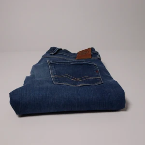 Replay anbass - Replay Anbass // Slim Fit // Storlek: 30 Mått: Midja: 36 cm, Innerben: 73 cm, Benlängd: 98 cm Nypris: 1799:-  Vårt pris: 319:- Hojta gärna vid frågor – vi svarar dig alltid snabbt med ett trevligt bemötande. Allt gott, /Team Trovata 