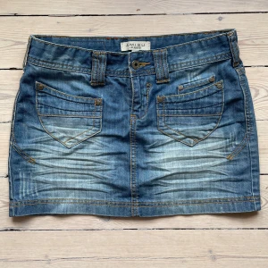 Jeanskjol Amisu - Jeanskjol från Amisu som tyvärr inte kommit t användning eftersom den är lite för stor för mig💔 Jättefint skick och inga defekter, skriv om du har frågor‼️