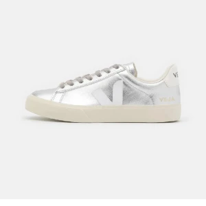 Veja skor - Så sjukt snygga och coola silveriga veja skor! Använda men fortfarande fina. Köpta för 1250.