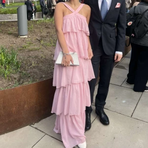 Rosa balklänning - Super fin rosa balklänning köpt här på plick. Använd en gång och i jätte bra skick! I storlek xs men jag brukar ha S och tyckte den passade mig alldeles perfekt inte alls liten! 