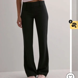 Svarta kostymbyxor  - Säljer dessa superfina kostymbyxorna från Nelly i storlek 38 då jag bara använt dom ett fåtal gånger💕 De är i skönt material och passar till allting