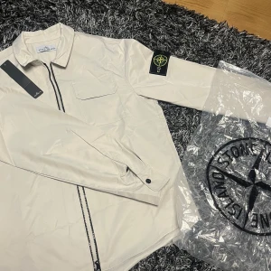 Stone island overshirt S - Stone island overshirt i storleken S. haft den ett tag men den är fortfarande i nyskick inga fläckar eller skador. Passar runt 175-180 cm. Tags finns och qr scan funkar, skickas med sin påse. Skriv vid någon fundering👌