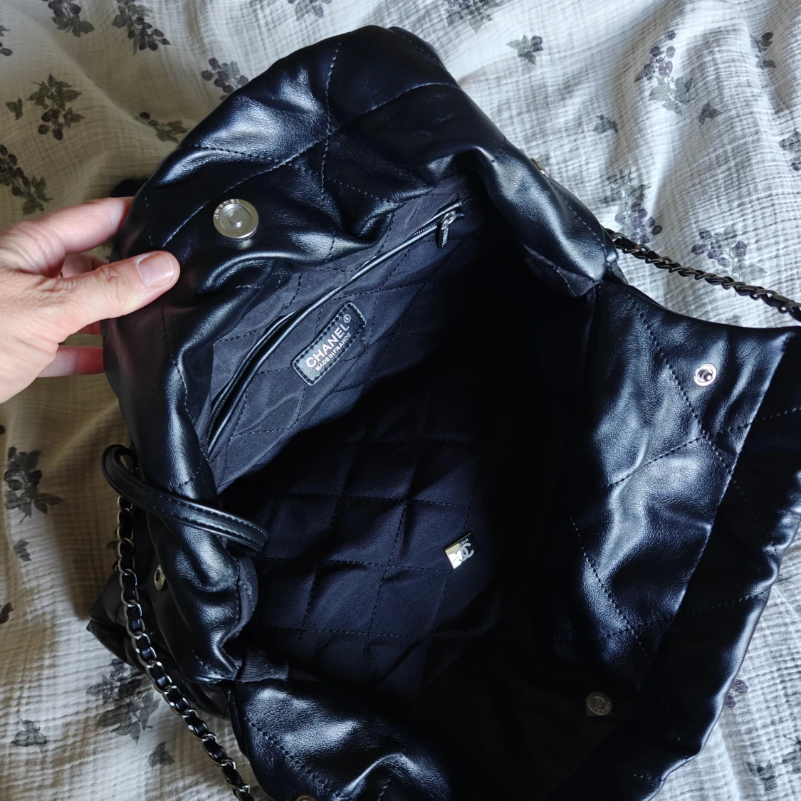 Svart quiltad axelväska  - 4