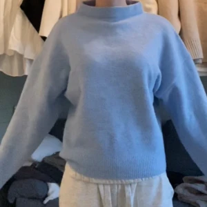 Ljusblå stickad tröja från Zara - Storlek M men sitter som S. Jätte mjuk och mysig. Passar som en myströja till hösten eller en snygg tröja man kan matcha med för skolan. 