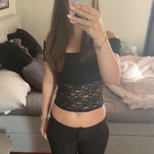 Svart offshoulder spets topp - En snygg offshoulder topp med spets! Toppen är i storlek xxs men passar även som en xs. Använd 1 gång så i nyskick💕💕