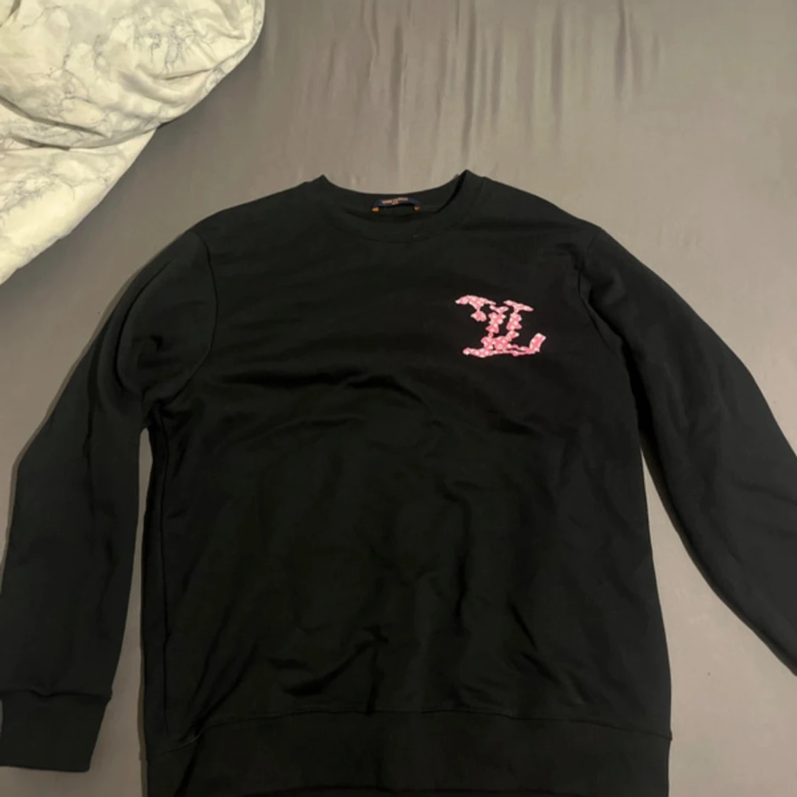 Svart Louis Vuitton sweatshirt med rosa LV