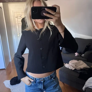 Kort blazer från Zara - Så snygg kort blazer/jacka från Zara som man både kan ha öppen och stängd. Den har slits nedtill vid ärmarna