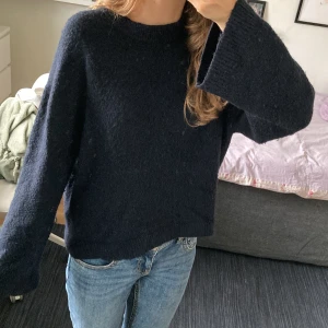 Mörkblå stickad tröja från Gina Tricot - Mörkblå stickad tröja med rund halsringning och lite vidare ärmar