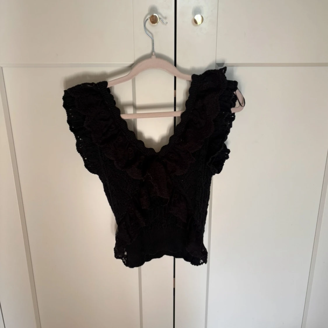 Svart spetsig blus med volanger🫶🏼 - 1