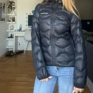 Svart jacka från peak performance  - Jätteskön lätt jacka från peak performance. har tidigare fått hål fram vid händerna som jag lagat, syns inte tydligt på långt håll🥰