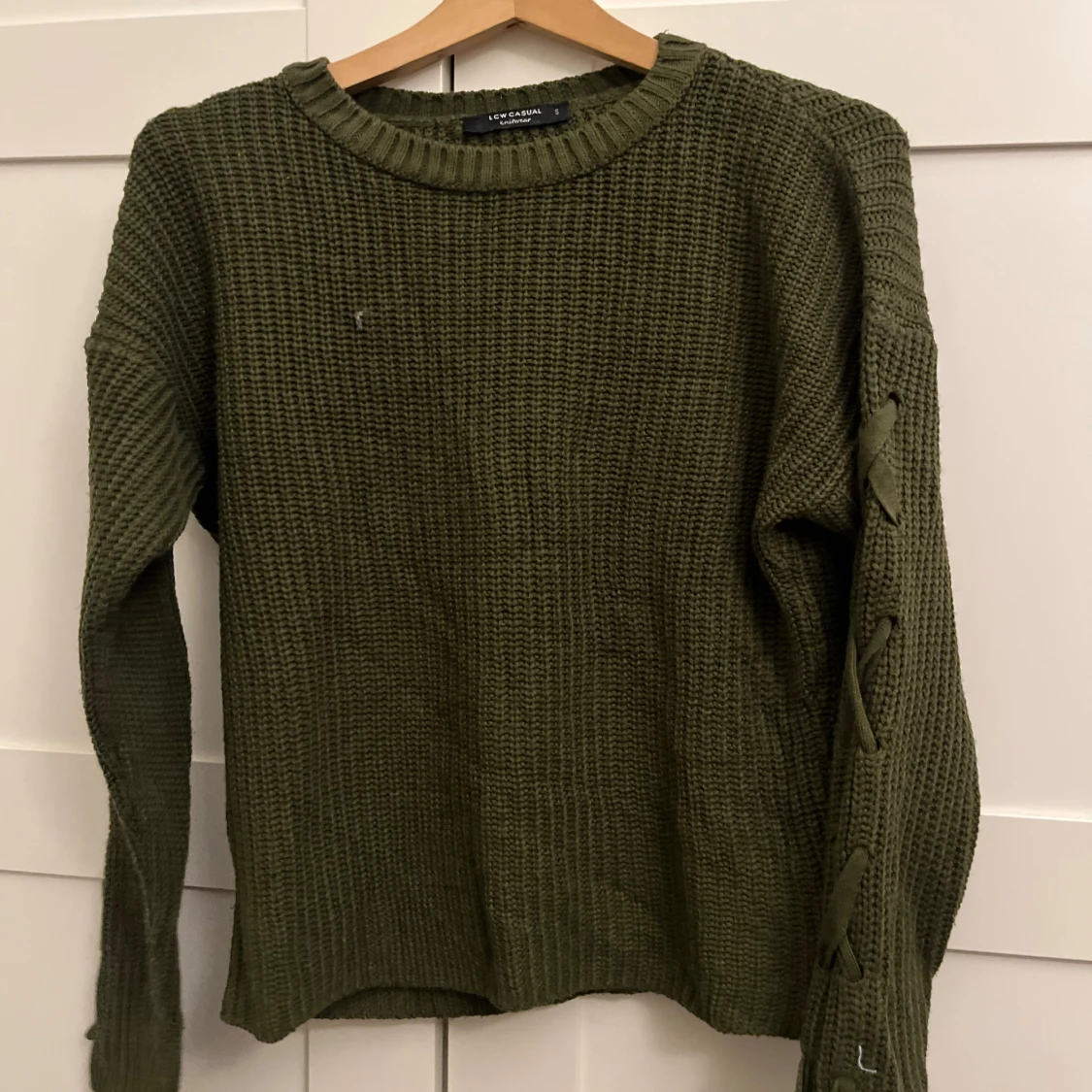 Olivgrön stickad tröja med snörning - 1