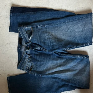 blå jeans ifrån tiger of sweden - säljer mina jättefina jeans ifrån tiger of sweden då de tyvärr är försmå för mig, de har en enstaka defekt på ena sidan av midjan( se sista bilden), men de är inget man tänker på!🥰 pris går att diskuteras vid snabb affär!