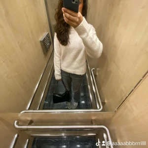 Vit- rosa stickad tröja  - En jätte fin stickad tjock tröja. Köpt secondhand i Stockholm. Passa till de mesta och är varm, bra till vintern och hösten🌸