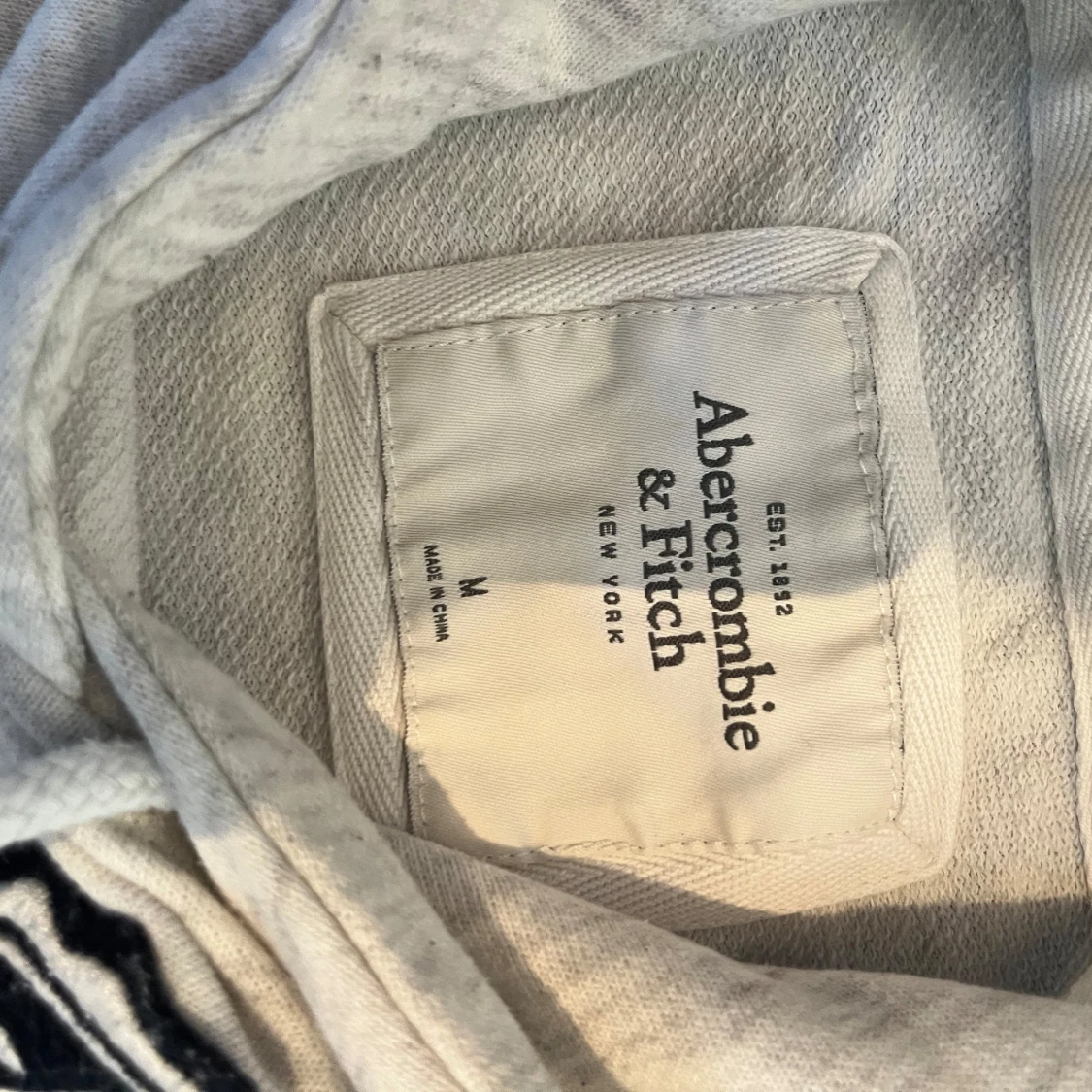 Ljusgrå hoodie från Abercrombie & Fitch - 2