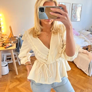 blus med fina detaljer  - supersöt 