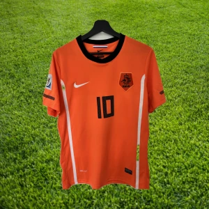 Nederländerna Sneijder VM 2010 - Säljer den Holländska landslagströja från VM 2010 med Sneijder 10 på ryggen. Oanvänd/nytt skick. Det är bara att höra av dig om du har några frågor :).