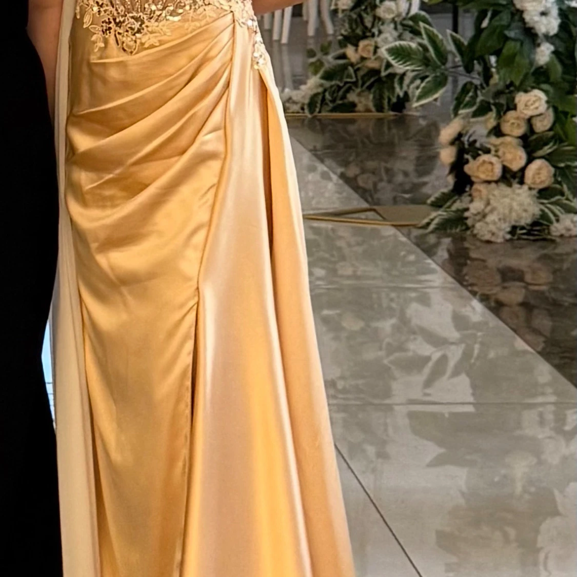 Champagnefärgad långklänning med spets - 1