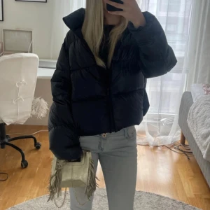 Dunjacka med glansig yta - Trendig glansig jacka som piffar upp outfiten!Perfekt till vintern då den är i dun vilket gör den varm och skön! Den är lätt att bära och får även plats i påsen som medföljer till jackan. Den har fickor med blixtlås och även två innerfickor. Kom privat vid frågor!❤️