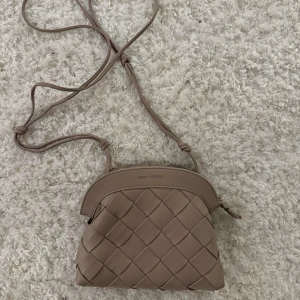 Flätad väska - Superfin beige flätad väska💕från Åhléns från Carin Wester i fint skick