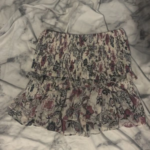 Populär volangkjol från Zara  - Intressekoll på min super fina volangkjol med blommor från Zara i storlek S ☺️🥰😇 (säljer även toppen) 