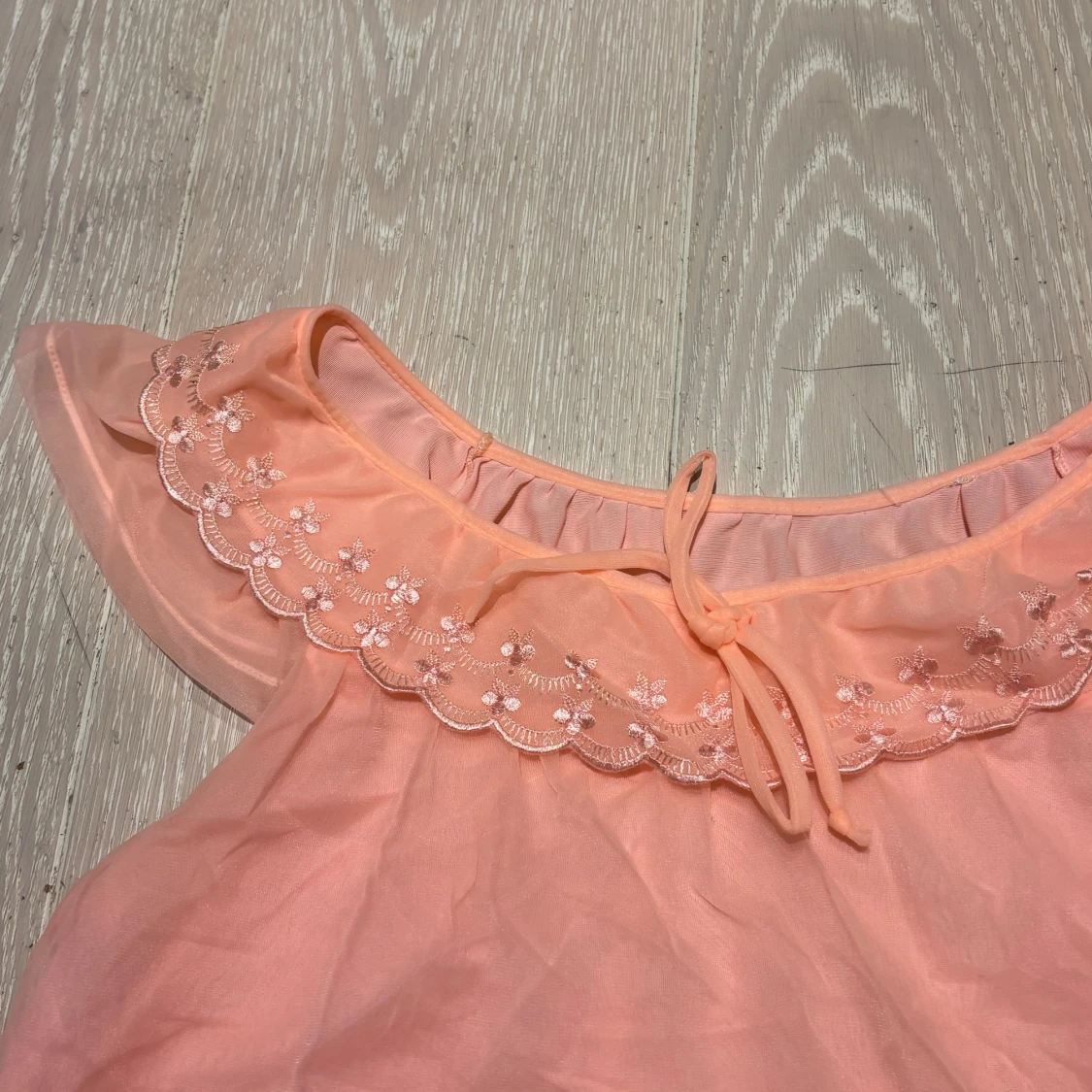 Söt ljusrosa blus med spets och volang - 2