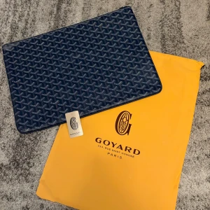 Goyard väska - Helt ny och oanvänd. Allt på bild medföljer. Har även samma i svart . 40x30cm. Kan användas för dator eller som vanlig väska 