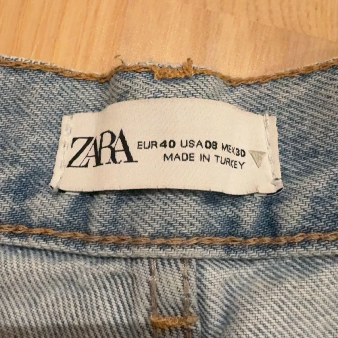 Ljusblå ripped jeans från Zara - 1