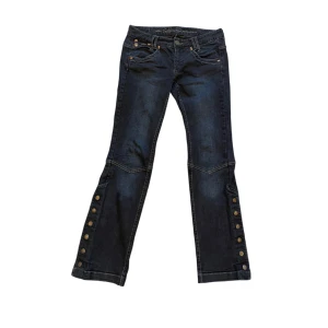 Sjukt coola jeans i storlek M - Är ej säker om det är damernas eller herrarnas jeans, men passar säkert båda. Byxorna har flera fina detaljer👌