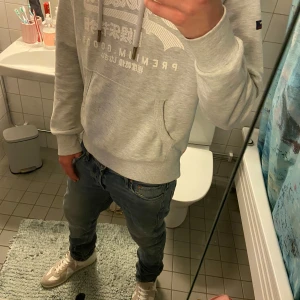 Jack & Jones Jeans - Säljer ett par blå Slim Glenn jeans från Jack & Jones  i storlek 30/34. Jeansen har en slim passform, och är tillverkade i mjukt denimtyg och har en snygg wash. Perfekta för dig som gillar ett schysst stilrent look.