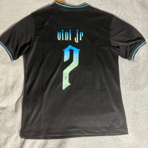 Vini Jr. Brasilien fotbollströja - Helt ny Vini Jr. Brasilien fotbollströja i storleken S