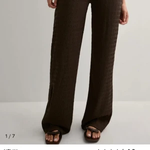 Bruna vida byxor i strukturerat tyg - Säljer dessa as Snygga bruna byxor från Nelly. Säljer de då de knappt kommer till användning!