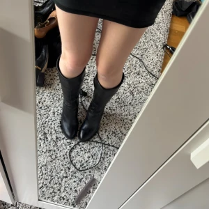 Knähöga boots från gillio - Snygga knähöga boots perfekta för en kväll ute eller annat tillfälle. Dem är sköna att gå i och i bra skick. Som ni ser på sista bilden kostar nya liknande boots från samma märke ca 1200kr. Dessa säljs mkt billigare då jag vill få dem sålda men dem har samma kvalitet. Kontakta vid frågor och priset går att diskutera!!💗 Storlek 3 1/2 motsvarar ca 38