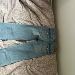 Ljusblå jeans med fickor  - Säljer dessa jätte fina ljusblåa byxor som knappt är använda.