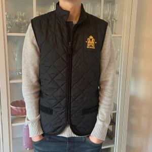 Mörkblå quiltad väst från Morris - XS - Jag säljer den här riktigt snygga Morris västen som är i storlek XS från Care Of Carl. Den är använd men fortfarande i fint skick utan skador och defekter. Tveka inte att höra av er!