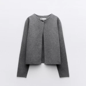 Grå kofta från Zara cardigan  - Säljer min grå kofta/cardigan från Zara. Använd fåtal ggr. Inga defekter kommer bara inte till användning! nypris 400kr